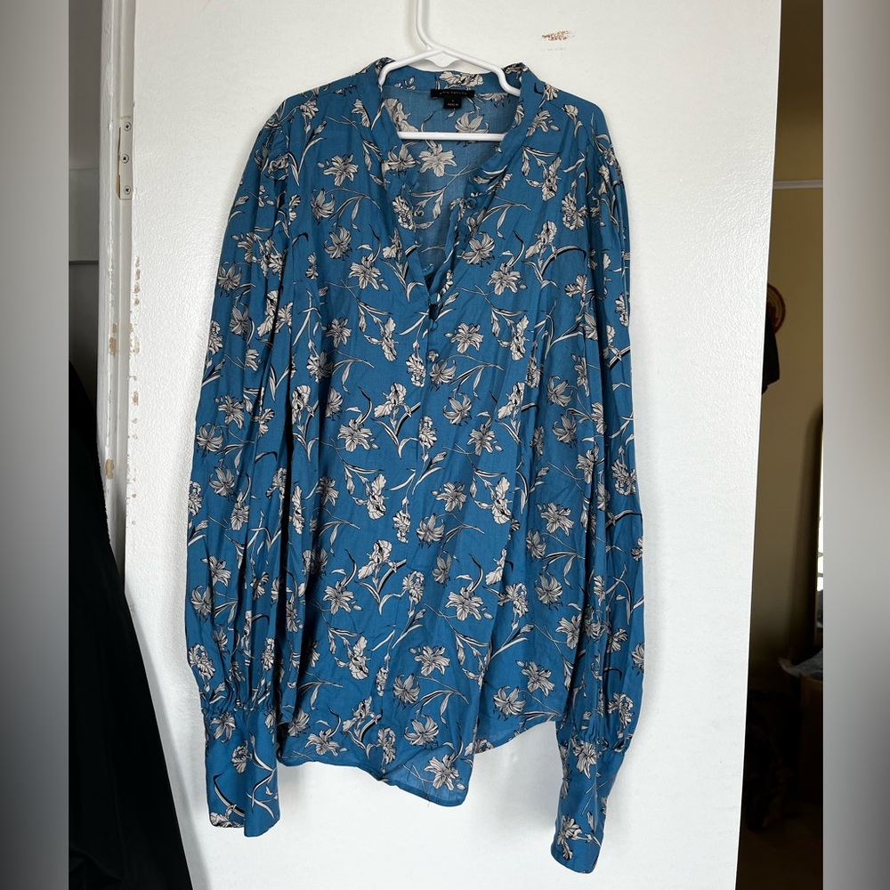 Ann Taylor Floral Aqua Satin Blouse with button collar and wrist cuffs. Size S.